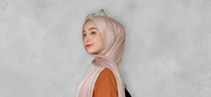 Lagi Tren, Yuk Ketahui Apa Itu Pashmina Silk?