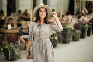 Ladies, Yuk Sempurnakan Outfit Dress dengan Deretan Aksesori Ini