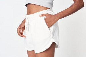 Berbagai Cara Memakai Celana High Waist Pendek yang Stylish