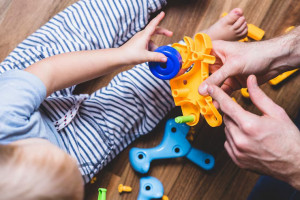 Moms, Si Kecil Terstimulasi Berlebihan? Begini Cara Menghadapinya!