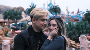 Gemas! Ranty Maria Dilamar Rayn Wijaya di Disneyland