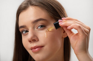 6 Jenis Face Oil Terbaik untuk Kulit Berjerawat Menurut Ahli