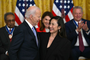 Artis Asia Michelle Yeoh Diberi Penghargaan Sipil Tertinggi oleh Presiden Amerika Serikat