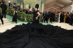 Curi Perhatian, Cardi B Tampil Heboh di Met Gala 2024