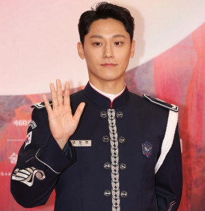 Momen Lee Do-hyun Hadir di Baeksang Arts Award 2024 dengan Seragam Militer