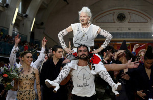 Jadi Salah Satu Ikon Fashion, Pakaian Rancangan Mendiang Vivienne Westwood Dilelang