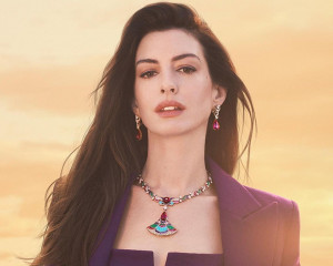 Anne Hathaway Bagikan Tips Menjaga Bibir Agar Tetap Plumpy dengan Alat Ini