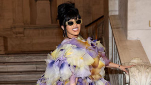 Tampil Stunning, Cardi B Curi Perhatian dengan Busana Penuh Bunga