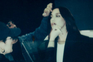 Kolaborasi dengan Porsche, Dua Lipa Tulis & Sutradarai Iklannya Sendiri