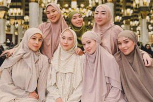 Lula Lahfah Dirujak Warganet Karena Bawa Pods Saat Umrah, Awkarin Buka Suara
