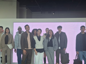 Hobi Pakai Baju Couple, Darius-Donna Senang Pilih Warna Earth Tone
