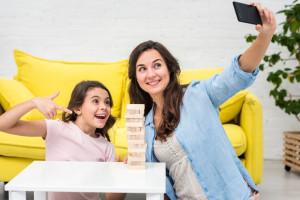 Dear Mom, Ketahui Tentang “Sharenting” Serta Dampaknya Bagi Anak