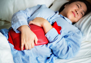 Sering Gunakan Bantalan Penghangat Saat Menstruasi? Yuk Perhatikan Hal Ini!