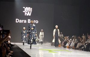 Dara Baro Kenalkan Koleksi Fashion Sirkular di JMFW 2025