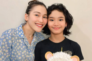 Ayu Ting Ting Akui Batasi Penggunaan Ponsel Untuk Sang Anak