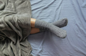 Pakai Kaus Kaki Bisa Pegaruhi Kualitas Tidur? Yuk Cek Faktanya!