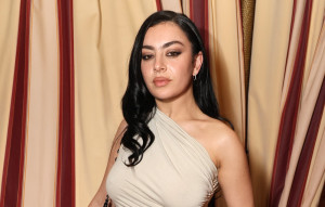Charli XCX Gunakan Tas Coach untuk Bersantai