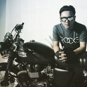 Lagu Perdana Richie Setiawan “Tak Romantis” Menceritakan Kekesalan Tentang Hubungan