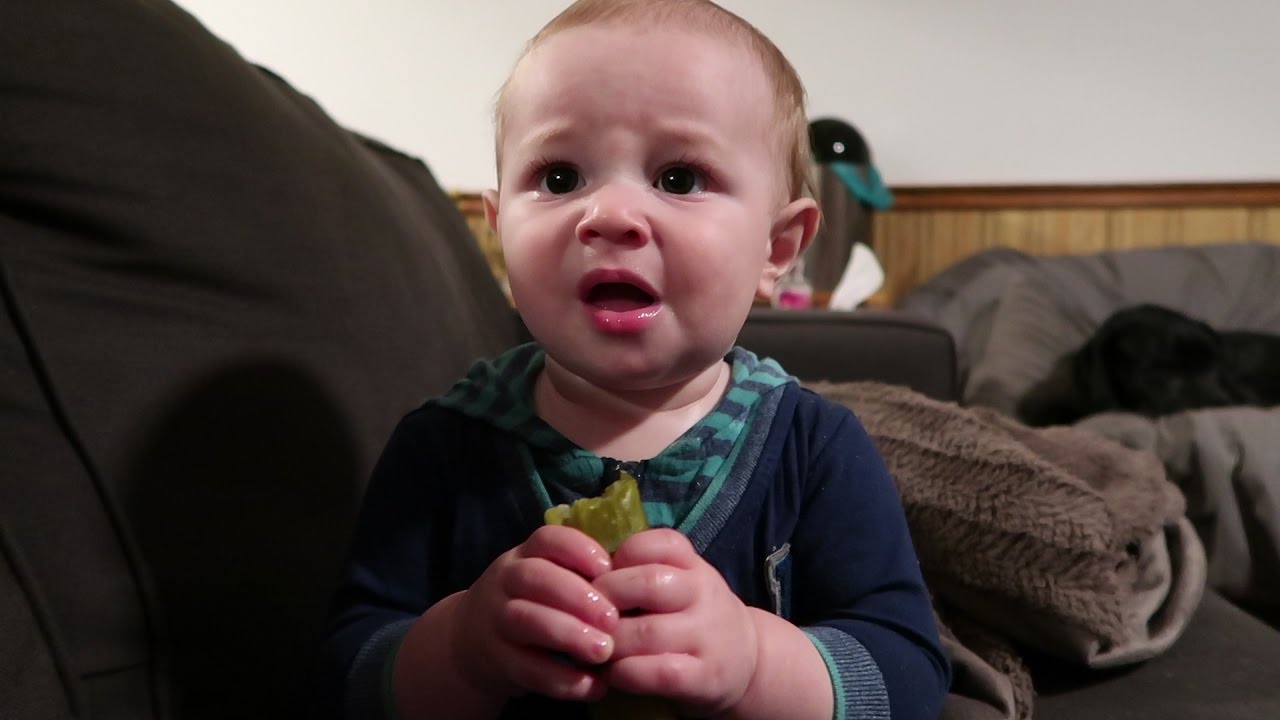bayi makan acar