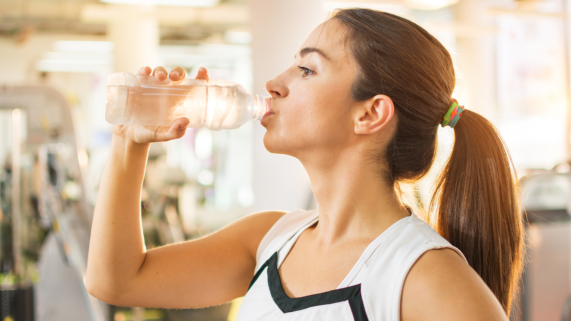 Wanita minum air putih