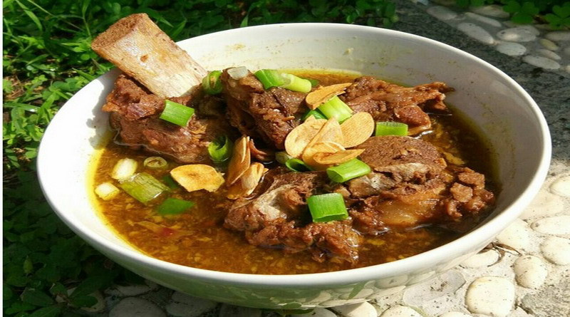 Sup konro merupakan makanan khas yang terkenal dari