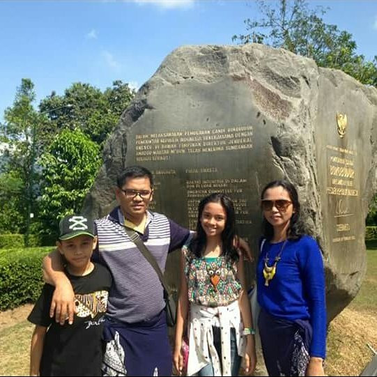 Foto lama Lyodra dan keluarga. (Instagram.com/mylyodra.official)