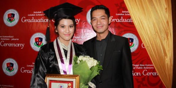 Momen wisuda Allysa Soebandono. (Special)