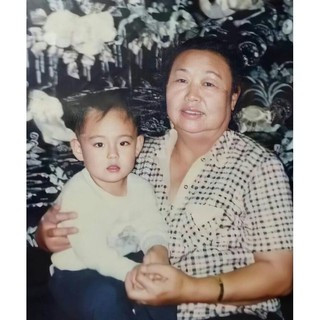 Potret Taehyung V dengan nenek. (Special)