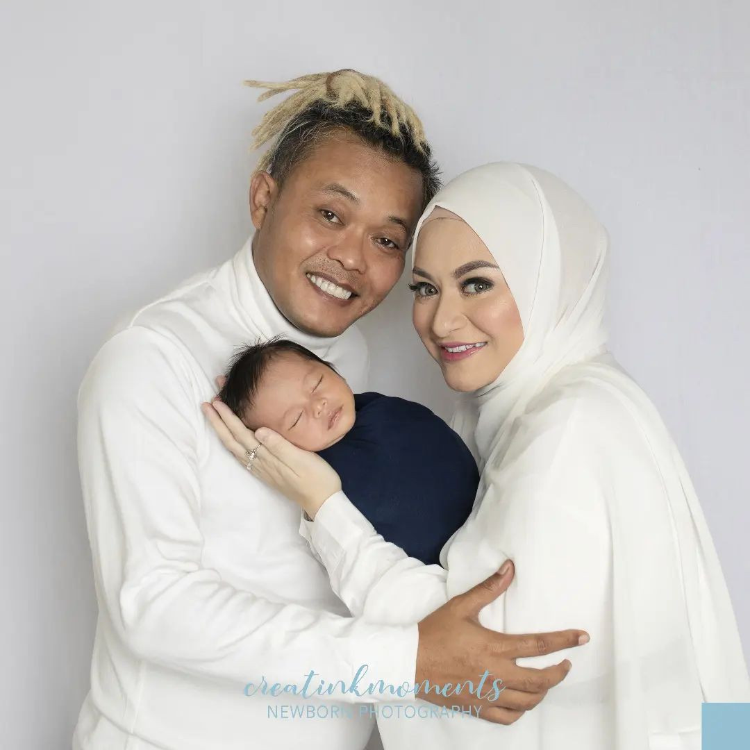 Potret baby Adzam bersama Ayah Bunda. (Instagram.com/creatinkmoments)