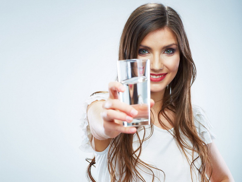Ilustrasi perempuan minum air putih. (Special)