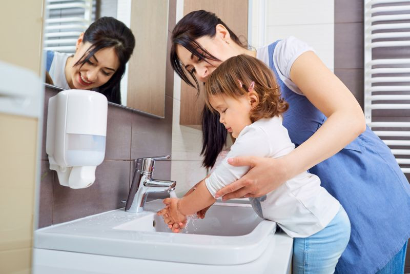 Ilustrasi mengajarkan anak mencuci tangan. (Special)