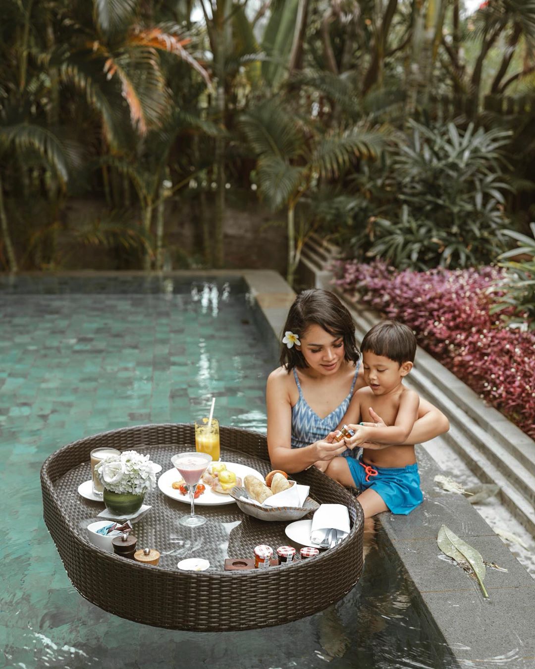 Andien dan Kawa makan bersama