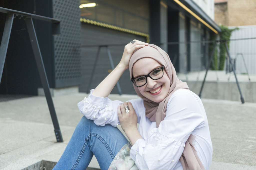 Bawalah 1 hijab dengan warna yang bisa dipadukan dengan 2-3 pasang baju