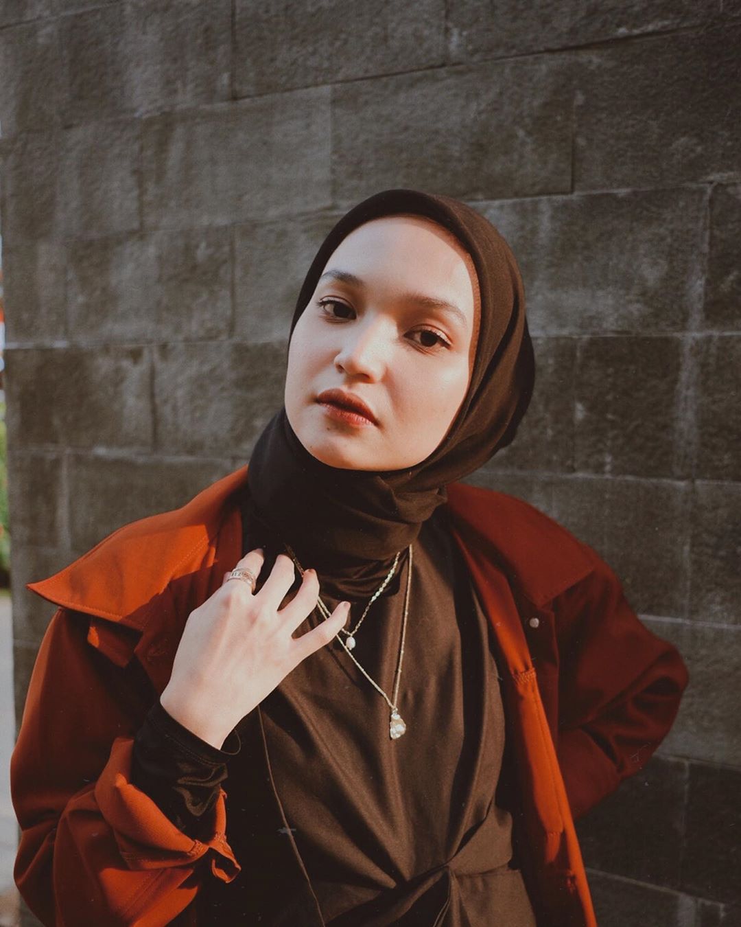 Warna hijab gelap untuk si pemilik kulit putih cerah