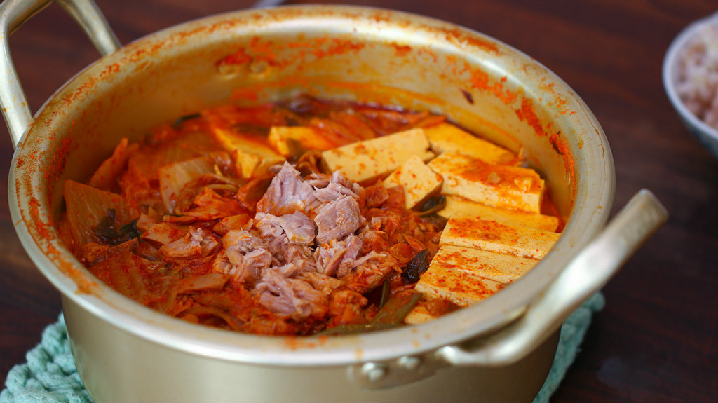 Cara membuat kimchi jjigae yang praktis dan mudah