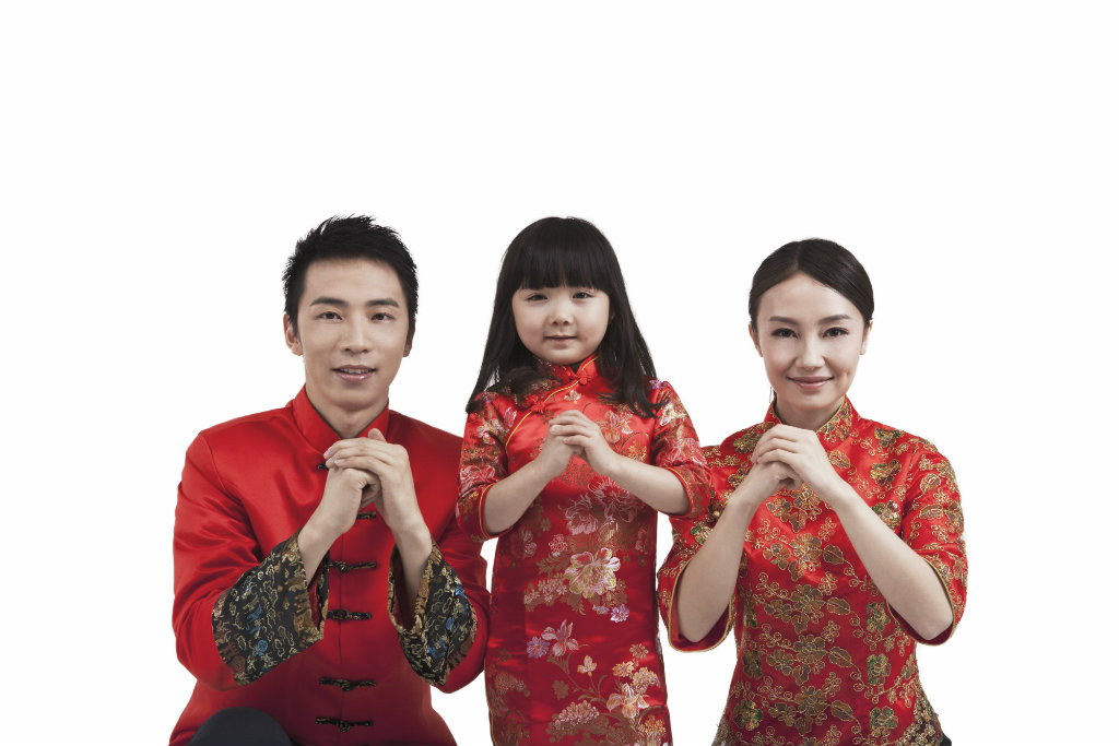 Orang Tionghoa mengenakan baju baru dan baju berwarna merah saat merayakan Imlek