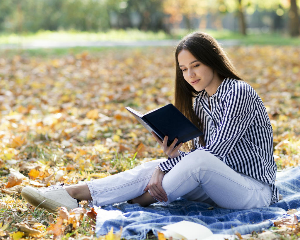 Kamu bisa membaca buku sesuka hati dan mengobrol langsung dengan orang lokal