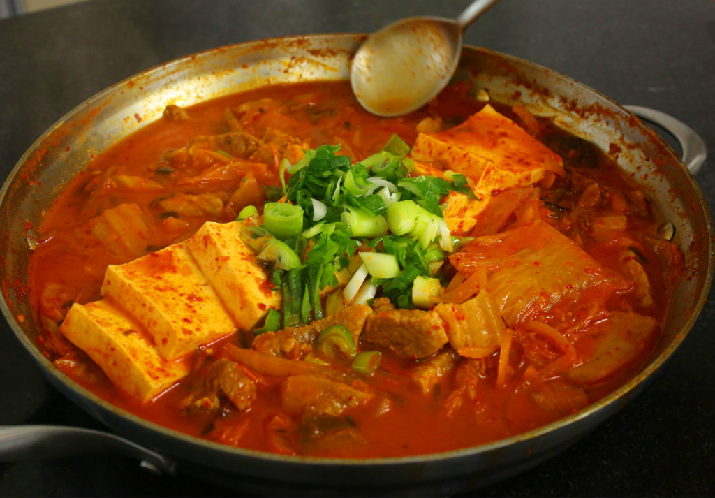 Cara menyajikan kimchi jjigae yang pedas dan hangat