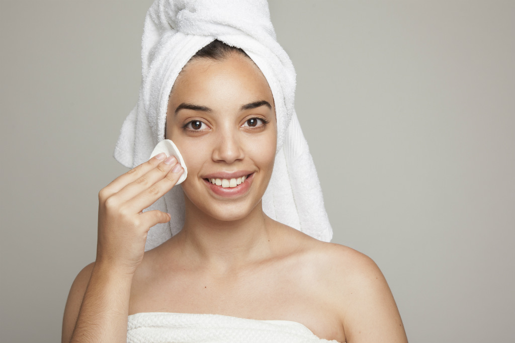 Langsung menggunakan produk makeup setelah memakai skin care