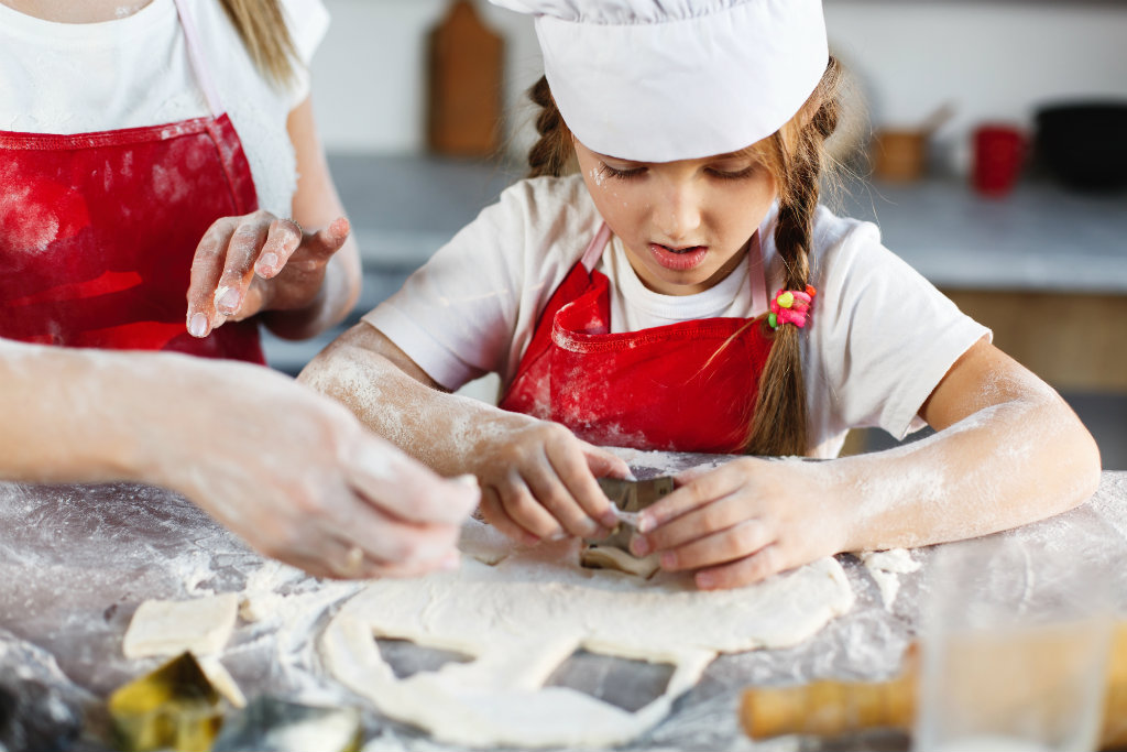 Ajak anak memasak kue dan masakan favoritnya