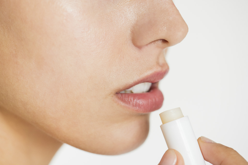 Selalu aplikasikan lip balm ketika merasa bibir kering
