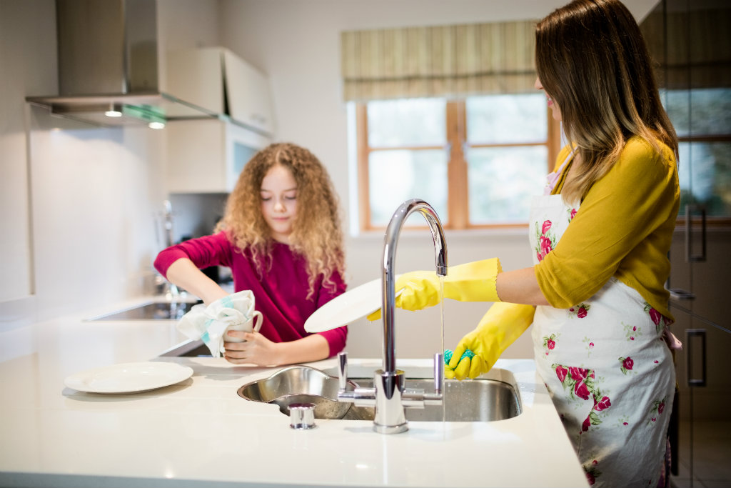 Mengajak anak dan pasangan untuk membantu mengerjakan pekerjaan rumah tangga