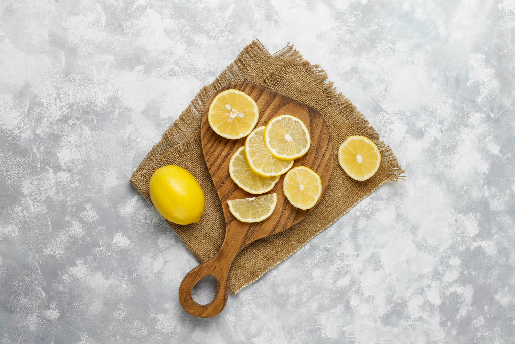 Gunakan campuran air jeruk lemon dan baking soda