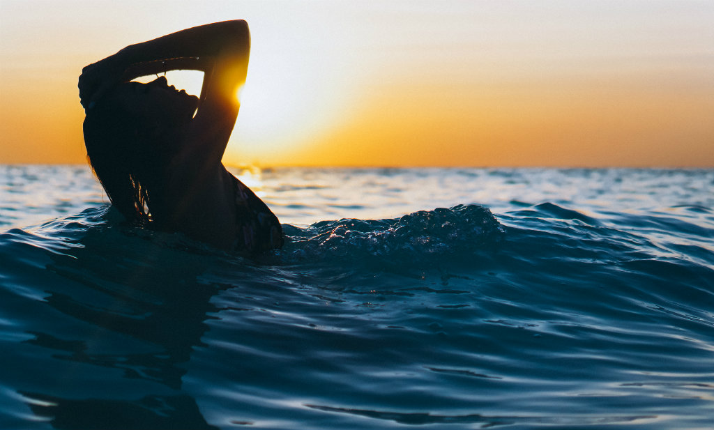 Berenang di laut bisa membantu merawat kecantikan kulit tubuh