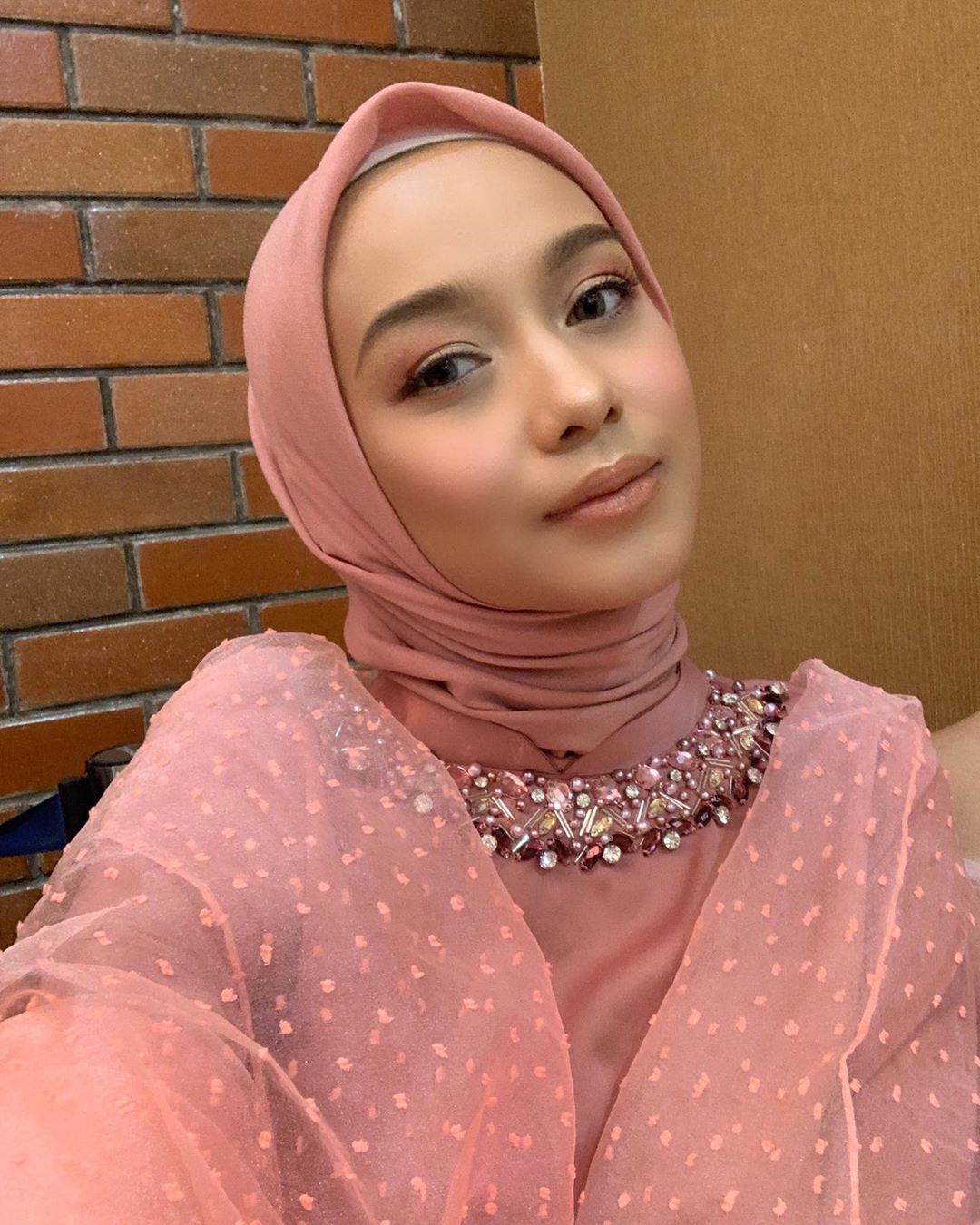 Warna hijab pastel untuk si pemilik kulit sawo matang