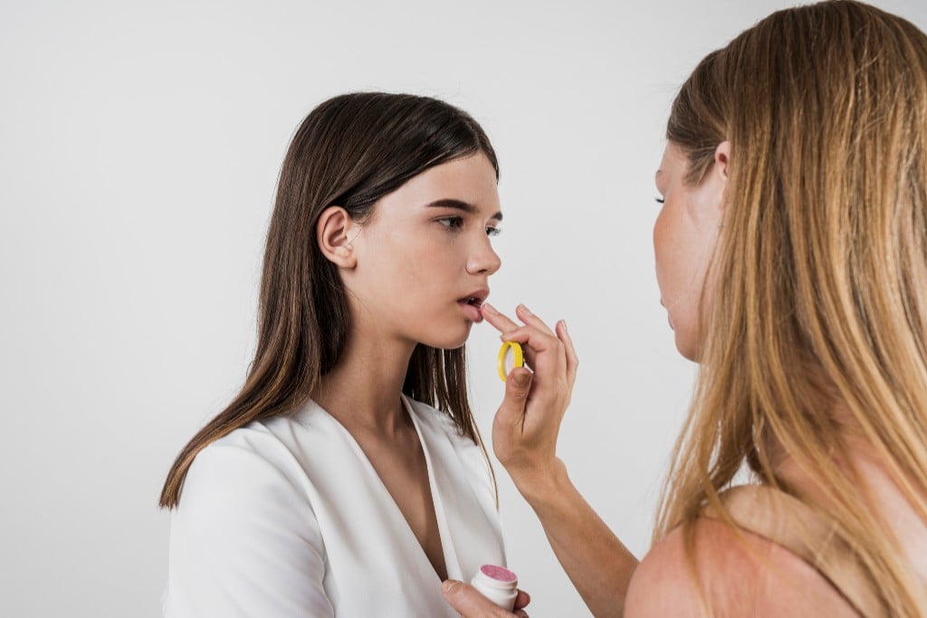 panduan makeup untuk kulit wajah yang cenderung kering 