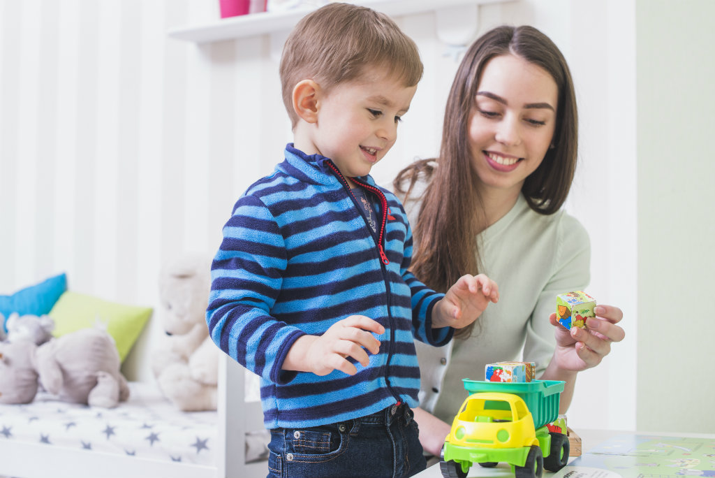 Ajak anak membuat barang-barang kreasi untuk melengkapi isi kamar anak