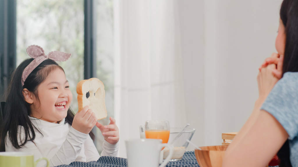 Biasakan memberi anak makanan sehat