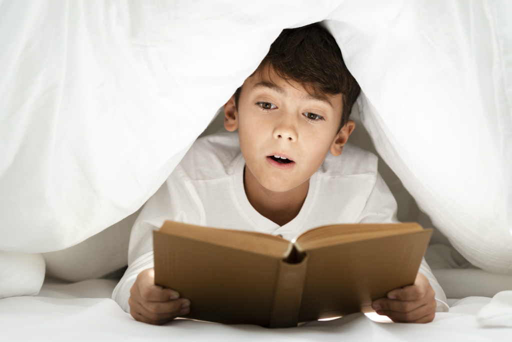 Manfaat membaca untuk anak: membuatnya haus akan pengetahuan