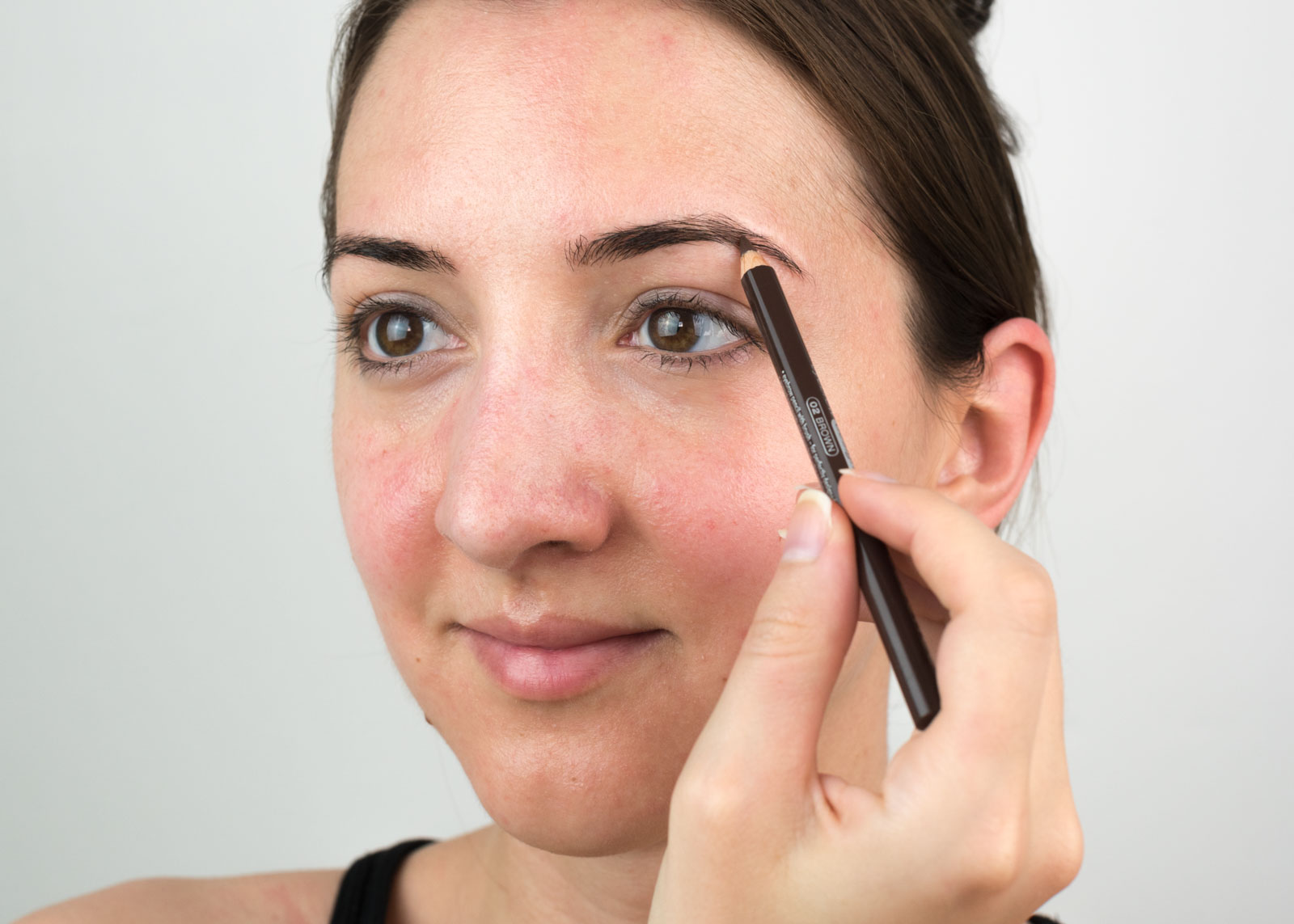 Gunakan smudgeproof eyeliner, mascara, dan eyebrow kit